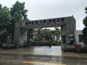 野草丛生、宿舍漏雨，老板不知所终…你敢相信，这是家资产30亿的公司？