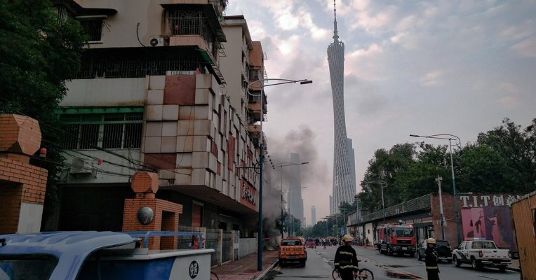 视频丨广州T.I.T创意园对面高压电缆着火 附近居民、办公楼大范围断电
