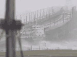 《后天》上演？25年来最强台风侵袭日本：油轮撞上大桥 机场跑道被大水覆盖