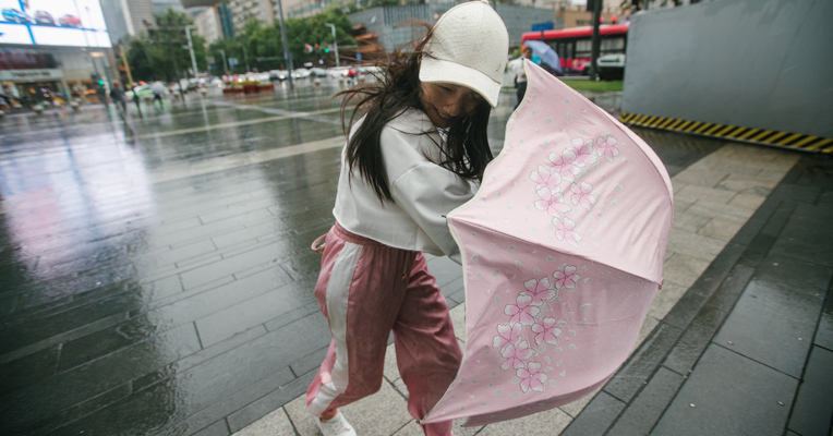 视频丨大雨退去了高热 大风吹翻了雨伞