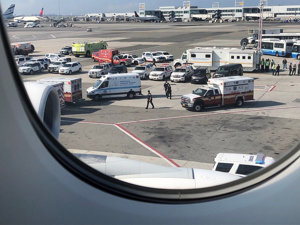 阿联酋航空被隔离客机乘客已全部下机 10人被送往医院