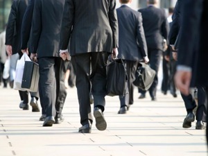 一家券商月营收仅800万！号称“年薪百万”的投行过冬