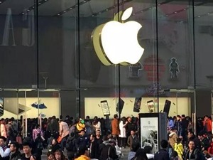 苹果忧虑关税？特朗普再度公开施压：快回美国生产