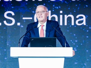 美中关系全国委员会会长斯蒂芬·欧伦斯：中美关系前途光明、道路曲折
