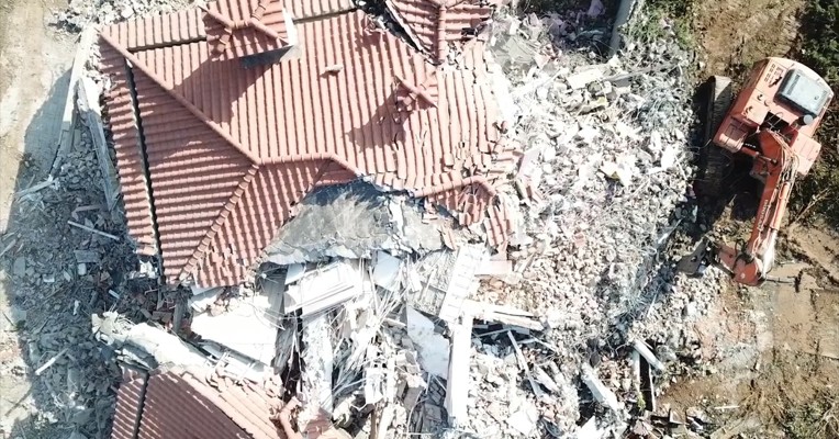视频丨场面震撼！100多台机械同时作业，65幢千万级违建别墅要求5天卧倒