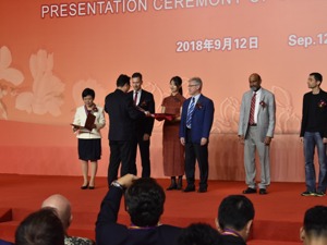 “医疗卫生”架起中捷合作桥梁  捷克卫生部特使荣获2018年上海市“白玉兰纪念奖”