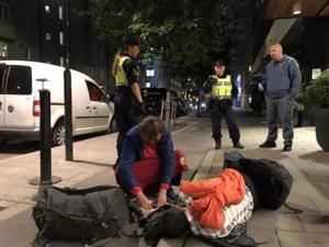中国游客遭瑞典警察粗暴对待被扔墓地，大使馆提出严正交涉