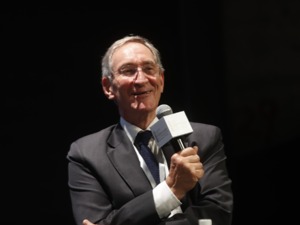 英国泰斗级出版人克里斯托弗•麦克洛霍斯：译者在中国待了一年 才翻译出了《射雕英雄传》