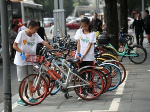 成都大中小学学生上街整理共享单车 倡导文明旅游