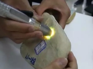 一场血本无归的"闹剧"：惊人"赌石"诈骗案告破！骗子套路竟是先和你搞对象...