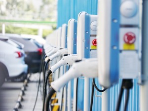 人民日报海外版：管好充电桩 城市管理需先“充电”