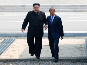 金正恩夫妇与文在寅夫妇聊天现场曝光！"平壤之秋"这一拥抱，传出什么信号？