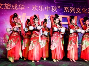 “文旅成华”重拾中秋传统范儿 “穿越”古代拜月祈福