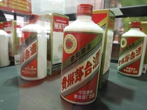 指导价1499元加价近千元仍“一瓶难求” 谁又在“炒”茅台？