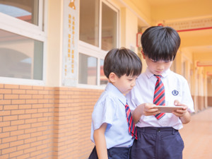手机校园管理面临“尴尬”，是厉行禁止还是分类规范？