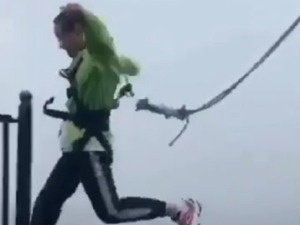 重庆一高空项目保险扣脱落，属工作人员操作不当，涉事项目已停止运营