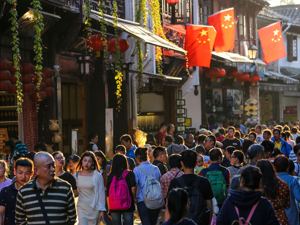门票下调，游客挤爆景区！A股旅游上市公司赚了人气，却在发愁……