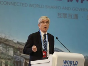 穷国比富国到底缺了什么？不是钱和人，诺奖经济学家给你答案