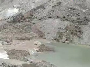 金沙江堰塞湖坝体被冲开 原滑坡山体处出现大裂缝