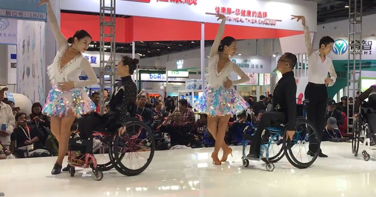 视频丨仿生义肢30万元 全地形电动轮椅13万元 科技能否改变残疾人生活