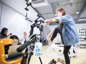 为了发展，它曾抱微博“大腿”；如今面对严冬，它“卖身”微博