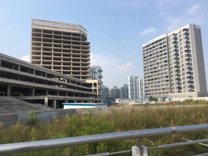 每经记者实探上海明发商业广场：工地内杂草丛生 疑似停工超过1年