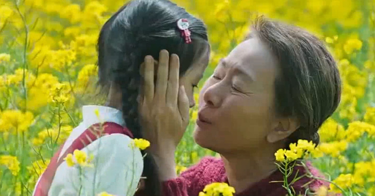 视频 | 妈妈生，姥姥养，奶奶定期来观赏，隔代抚养到底有何利弊？