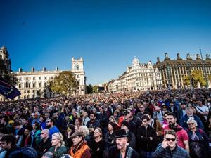 不想脱欧，70万人伦敦大游行！梅姨十分感动，然后拒绝了他们