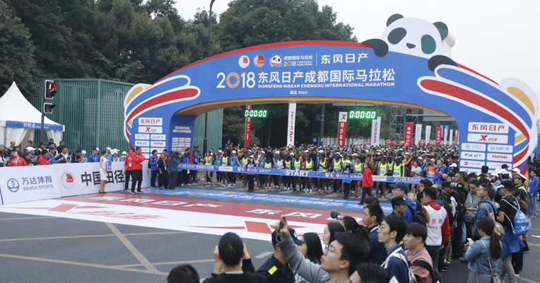 视频｜成都国际马拉松开赛，中外跑者奔跑中“穿越千年”