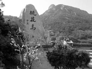 在我们那代人的内心深处，一直有片空白在呼唤着金庸小说……