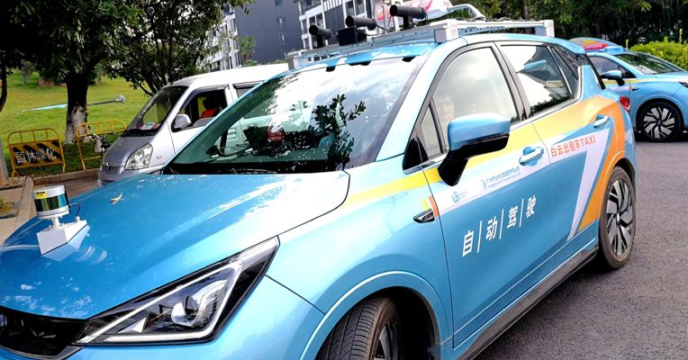 视频丨跟司机抢饭碗？全国首辆自动驾驶出租车来了！