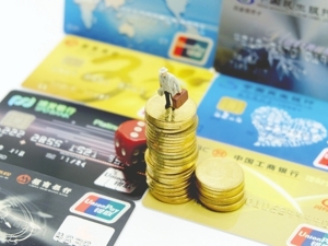 那些抢着帮你还信用卡的公司，都是怎么赚钱的？