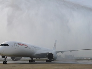 东方航空首架A350抵沪 明年将投入欧美澳远程国际航线