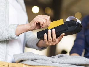 POS机、扫码枪的“危机”来了？银联启动手机POS首批应用试点合作