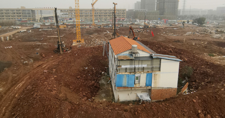 视频丨义乌一物流园建设项目被曝“围堵”民宅  运营商为知名民企