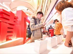 “请回答2018”快闪店今日开张，“小霸王”“尬舞机”同台飚戏