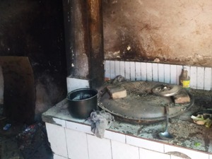 四川宜宾兴文县发生5.7级地震  当地居民自建房被晃得掉渣