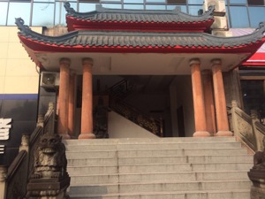 重庆富侨搬离昔日总部 有门店人去楼空一片狼藉