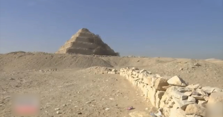 视频丨埃及考古学家发掘距今4400年 保存完好的原始墓穴