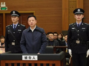 副省长炒股大赚1.6亿！落马前，老婆把几十万的好酒倒入下水道