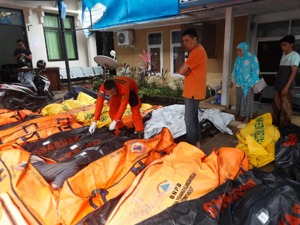 乐队上一秒还在演奏，下一秒就被卷走！印尼海啸已致222人死亡