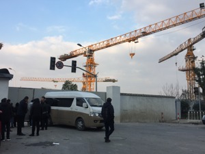 上海一在建楼盘工地发生坍塌致3人死亡   每经记者现场目击：工地出入口被封  企业LOGO被涂掉