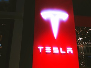 央视记者对话特斯拉CEO马斯克：我对中国未来很乐观
