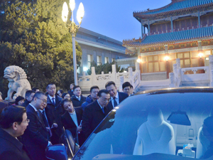 特斯拉停在紫光阁外，李克强开年外事会见别开生面