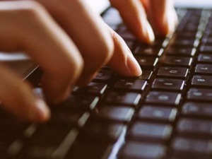 手指一滑，6200万没了！李嘉诚的劲敌昨日股价闪崩83%