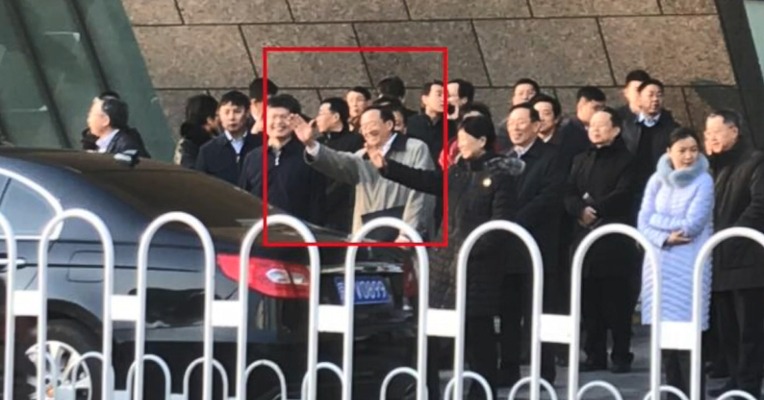 现场丨刘士余在供销总社开会30分钟后离开，他在向谁挥手？