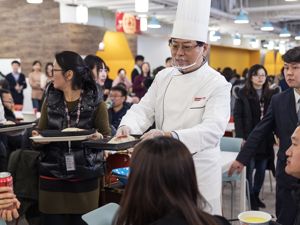 元庆，上菜！  联想集团董事长今天给员工“端盘子”