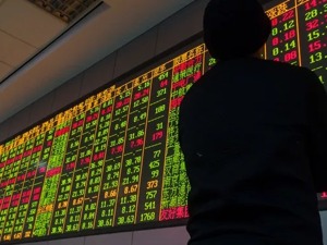 天雷滚滚已三天，700万股民熬红眼：少则亏掉一两万，最多已达18万