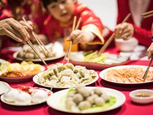 “妈妈，你小时候，年夜饭要下馆子吗？”