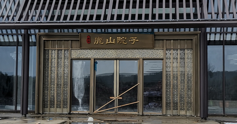 视频丨实探泰禾句容宝华项目：四周环山的售楼处